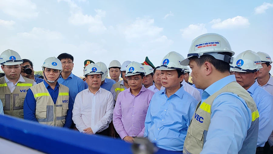 Đoàn công tác do Phó Thủ tướng Chính phủ Trần Hồng Hà đang thị sát dự án cao tốc Bến Lức - Long Thành. Ảnh: UYÊN PHƯƠNG