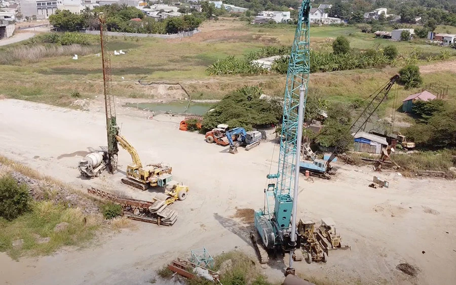 Máy móc, thiết bị phơi mưa, phơi nắng trên công trường dự án cao tốc. Ảnh: CTV