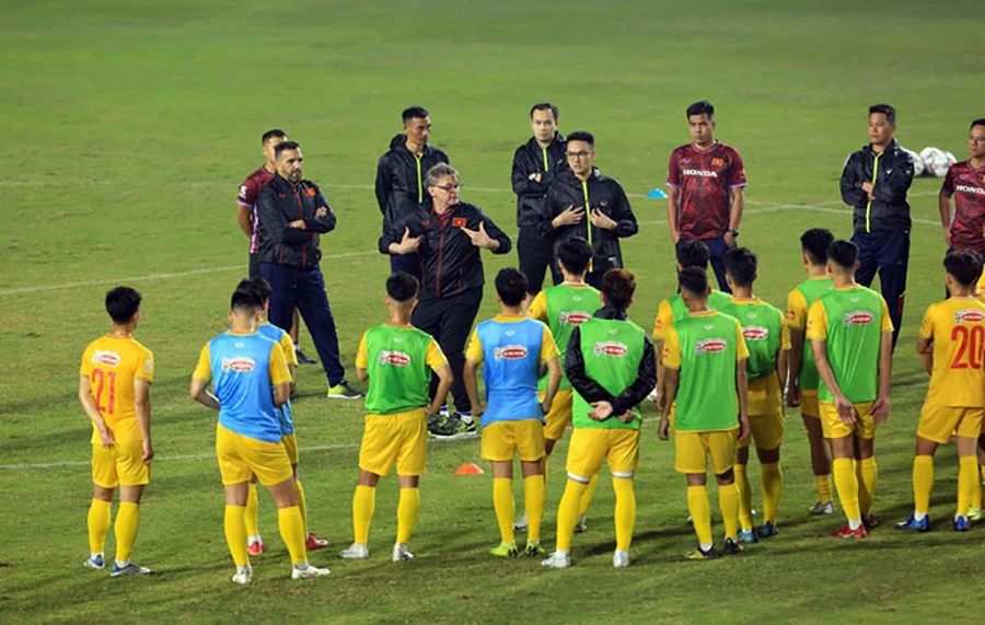 HLV Troussier chọn thành phần U-22 tham dự Doha Cup dành cho lứa tuổi U-23. Ảnh: VFF