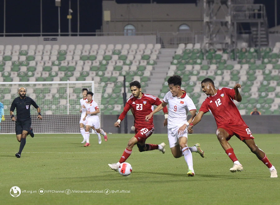 Sau trận thua Iraq 0-3, thầy trò HLV Troussier lại thua tiếp 0-4 trước UAE. Ảnh: VFF
