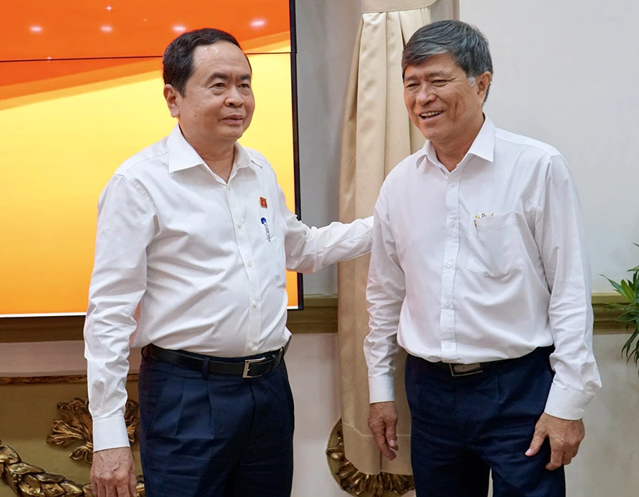 Phó Chủ tịch thường trực Quốc hội Trần Thanh Mẫn (trái) trò chuyện với giám đốc Sở GD&amp;ĐT TP.HCM. Ảnh: BẢO PHƯƠNG