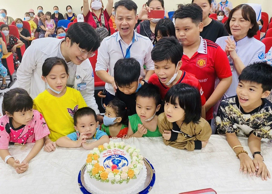 Phòng Công tác xã hội (BV Nhi đồng 1) tổ chức sinh nhật cho các bệnh nhi. Ảnh: BVCC Phòng Công tác xã hội (BV Nhi đồng 1) tổ chức sinh nhật cho các bệnh nhi. Ảnh: BVCC