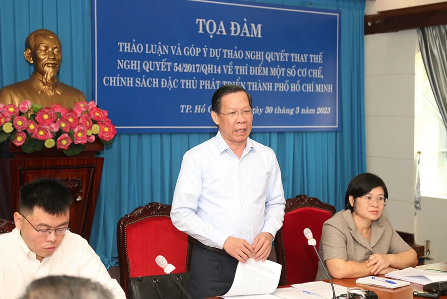 Chủ tịch UBND TP.HCM Phan Văn Mãi, Trưởng Đoàn đại biểu Quốc hội TP.HCM, chủ trì buổi tọa đàm thảo luận và góp ý dự thảo nghị quyết thay thế Nghị quyết 54. Ảnh: LONG HỒ