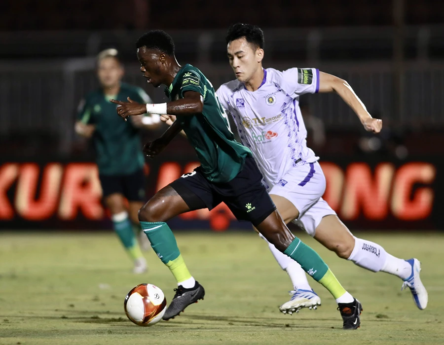 Trận TP.HCM -HàNội, trọng tài bị lên tiếng về góc khuất. Trước đó, trận Nam Định - Khánh Hòa, một cựu giảng viên trọng tài đã lên tiếng về việc ai đại diện trọng tài kết luận sai thành đúng? Ảnh: ANH PHƯƠNG