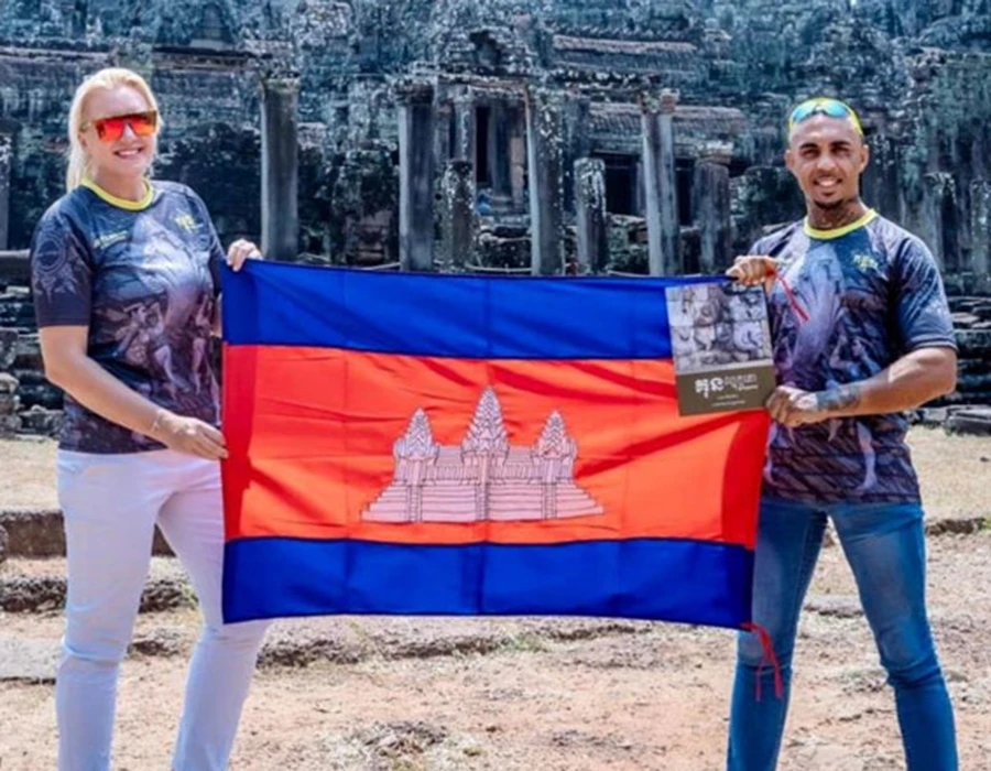 Thiago Teixeira cùng vợ đến Angkor Wat cổ vũ cho môn Kun Khmer. Ảnh: KHMER TIME