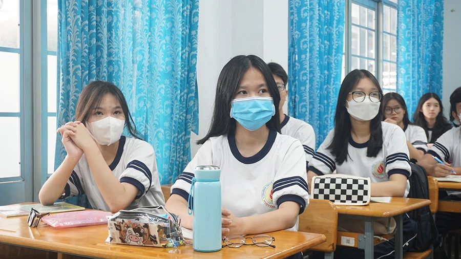 Học sinh lớp 10 Trường THPT Nguyễn Hữu Cầu, huyện Hóc Môn trong một tiết học. Ảnh: NGUYỄN QUYÊN