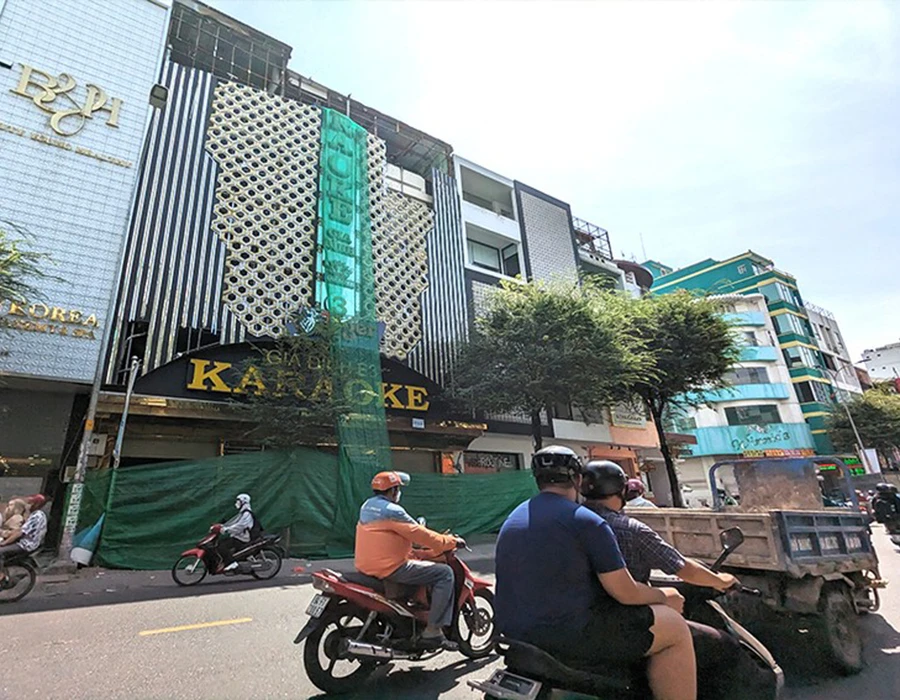 Nhiều quán karaoke đóng cửa vì đang gặp khó trong quy định mới về PCCC. Ảnh: THU HÀ