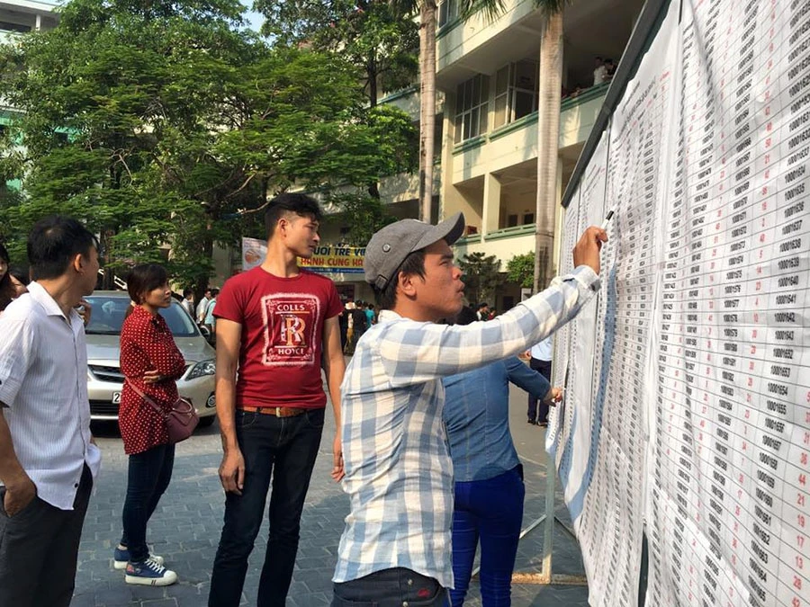 Người lao động đang tìm việc làm. Ảnh: V.LONG