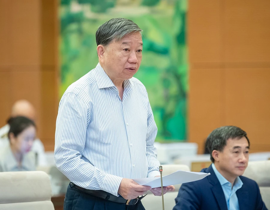 Đại tướng Tô Lâm, Bộ trưởng Bộ Công an, trình bày Tờ trình của Chính phủ về dự án Luật CCCD (sửa đổi). Ảnh: QH