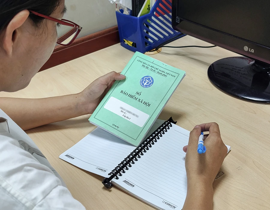 Việc cầm sổ BHXH sẽ ảnh hưởng đến quyền lợi của người lao động. Ảnh: MINH HOÀNG Việc cầm sổ BHXH sẽ ảnh hưởng đến quyền lợi của người lao động. Ảnh: MINH HOÀNG