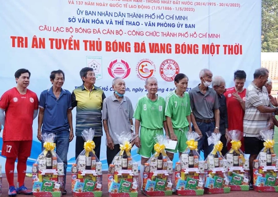 Các cựu cầu thủ vang bóng một thời trong buổi lễ tri ân. Ảnh: A.NG