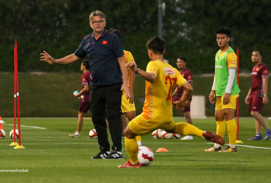 Các học trò đã “nổ súng” giúp HLV Troussier bớt lo lắng. Ảnh: VFF