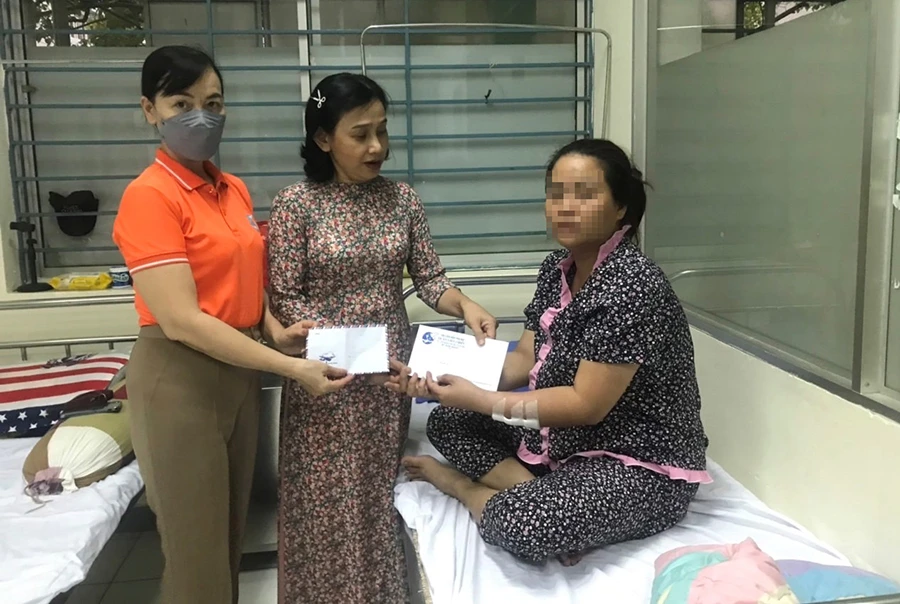 Hội Liên hiệp Phụ nữ quận Liên Chiểu đến thăm hỏi, động viên chị P. Ảnh: HH