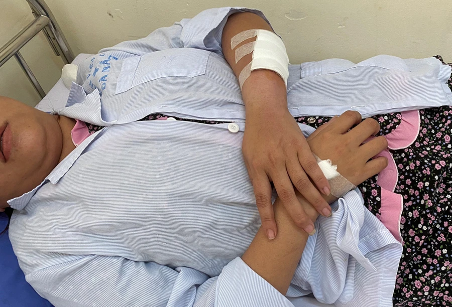 Chị P đang điều trị nhiễm trùng vết thương tại bệnh viện. Ảnh: HH