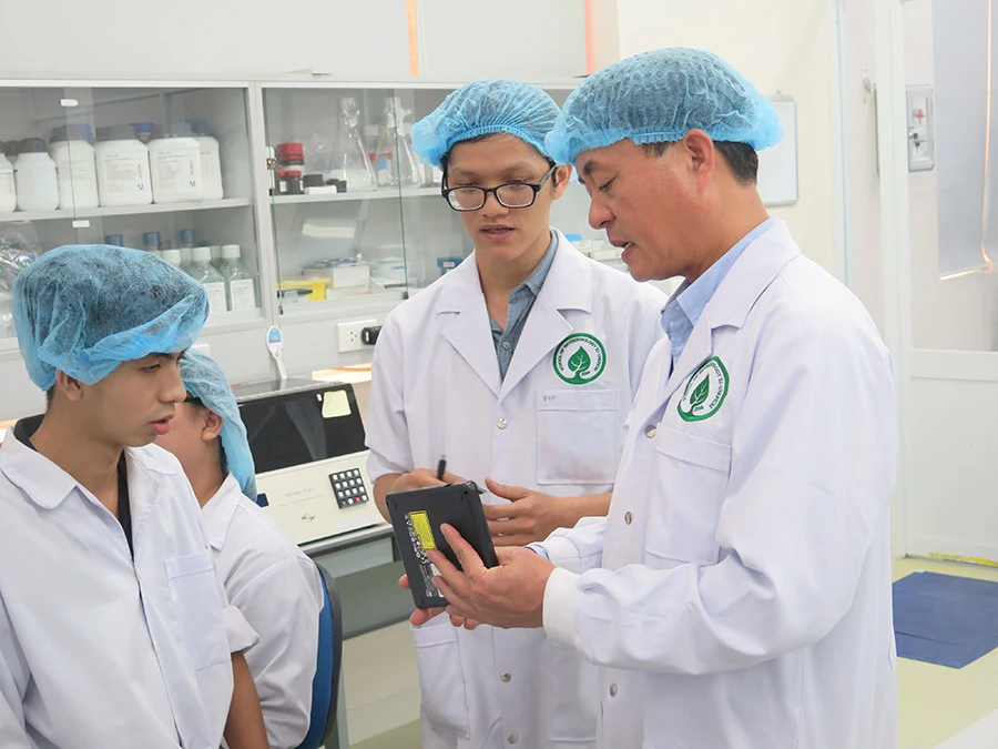 Thầy trò lớp cao học trong một giờ thực hành nghiên cứu tại khoa Công nghệ sinh học Trường ĐH Quốc tế (ĐH Quốc gia TP.HCM). Ảnh: P.ANH