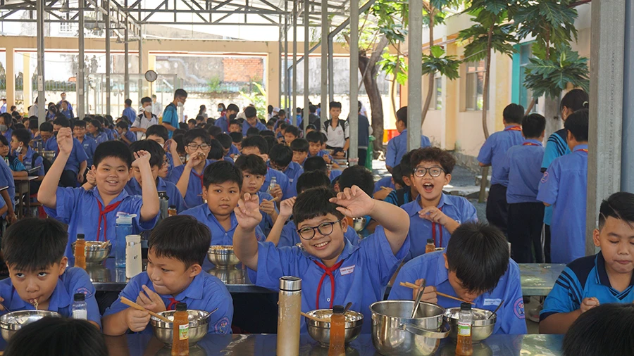 Một bữa ăn bán trú của học sinh Trường THCS Nguyễn Văn Luông, quận 6. Ảnh: NGUYỄN QUYÊN