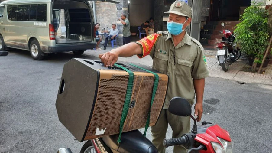 Ông Nguyễn Anh Phụng đang chỉnh âm thanh từ loa tuyên truyền phòng COVID-19. Ảnh: TRẦN NGỌC