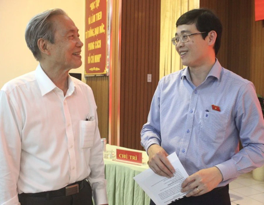 Đại biểu Quốc hội Đỗ Đức Hiển (bên phải)trao đổi với cử tri bên lề buổi tiếp xúc tại quận 3 vào chiều 4-5. Ảnh: LÊ THOA