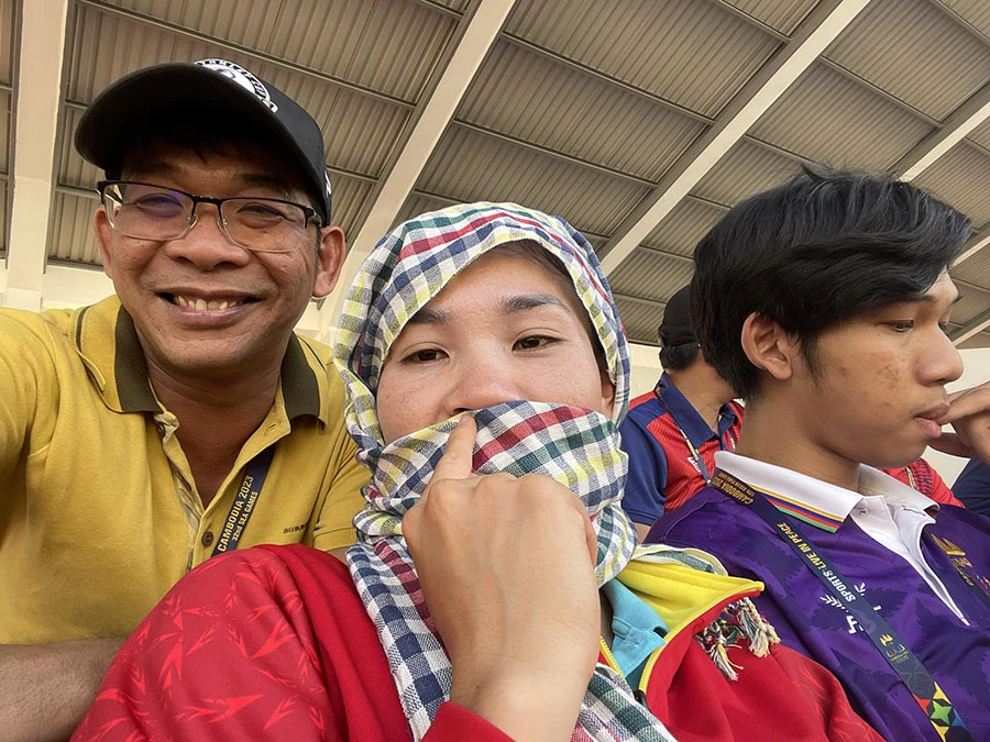 Chương Thị Kiều và tác giả trên khán đài chứng kiến đội tuyển nữ Việt Namvà các đối thủthi đấu tại SEA Games 32. Ảnh: PHƯƠNG NGHI