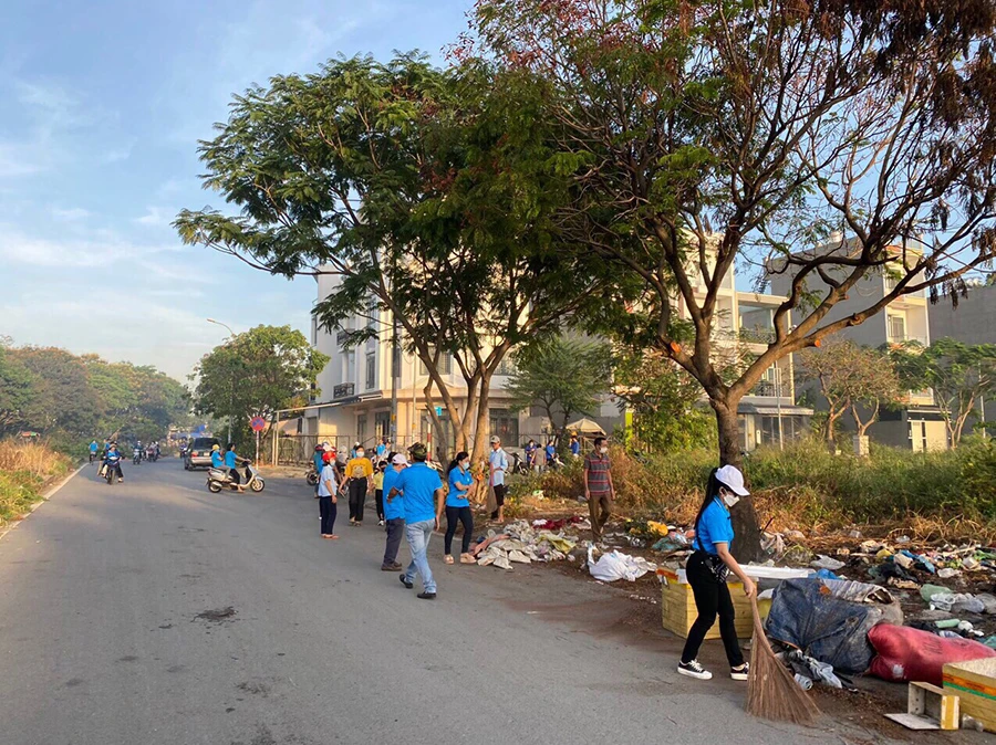 UBND phường Linh Xuân dọn dẹp các bãi rác tự phát. Ảnh: TL