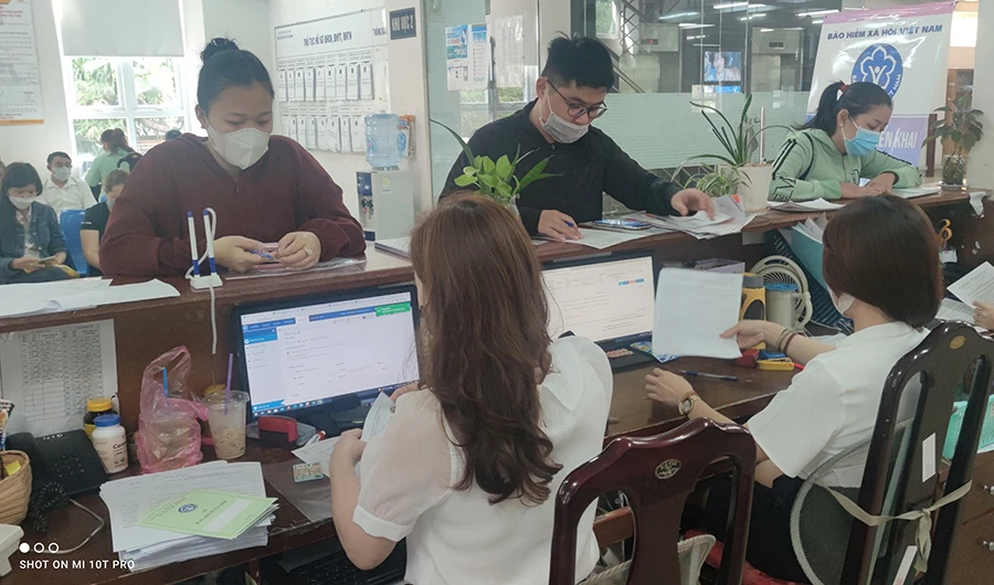 Người dân đến cơ quan BHXH TP.HCM thực hiện các thủ tục liên quan đến BHXH, BHYT. Ảnh: NGUYỄN HIỀN Người dân đến cơ quan BHXH TP.HCM thực hiện các thủ tục liên quan đến BHXH, BHYT. Ảnh: NGUYỄN HIỀN