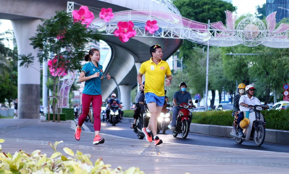 HLV Trần Văn Sỹ và học trò Nguyễn Thị Oanh tích cực tập luyện sau khi tham dự SEA Games 32. Ảnh: HOÀNG TÙNG