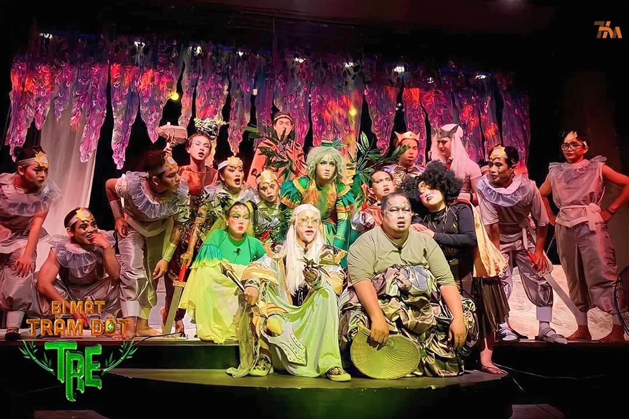Dàn diễn viên trong vở Bí mật trăm đốt tre của sân khấu Trương Hùng Minh. Ảnh: Sân khấu Trương Hùng Minh