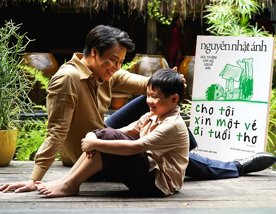 Võ Minh Lâm vào vai cu Mùi trong vở Cho tôi xin một vé đi tuổi thơ. Ảnh: LỮ ĐẮC LONG