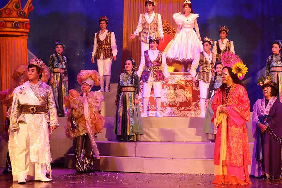 Một cảnh trong vở Nàng công chúa và chiếc áo tầm gai. Ảnh: VĂN HÀ