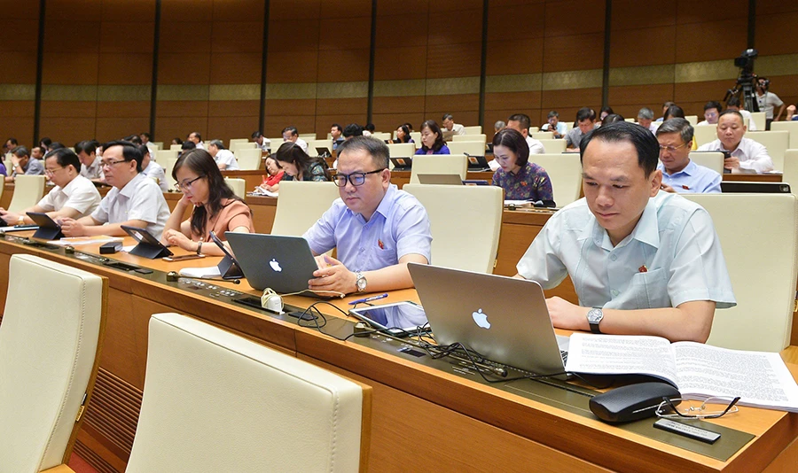 Các đại biểu tại phiên thảo luận sáng 1-6. Ảnh: PHẠM THẮNG