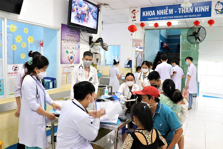 Nhiều phụ huynh đưa con đến bệnh viện khám mới phát hiện mắc tay chân miệng. Ảnh: THẢO PHƯƠNG