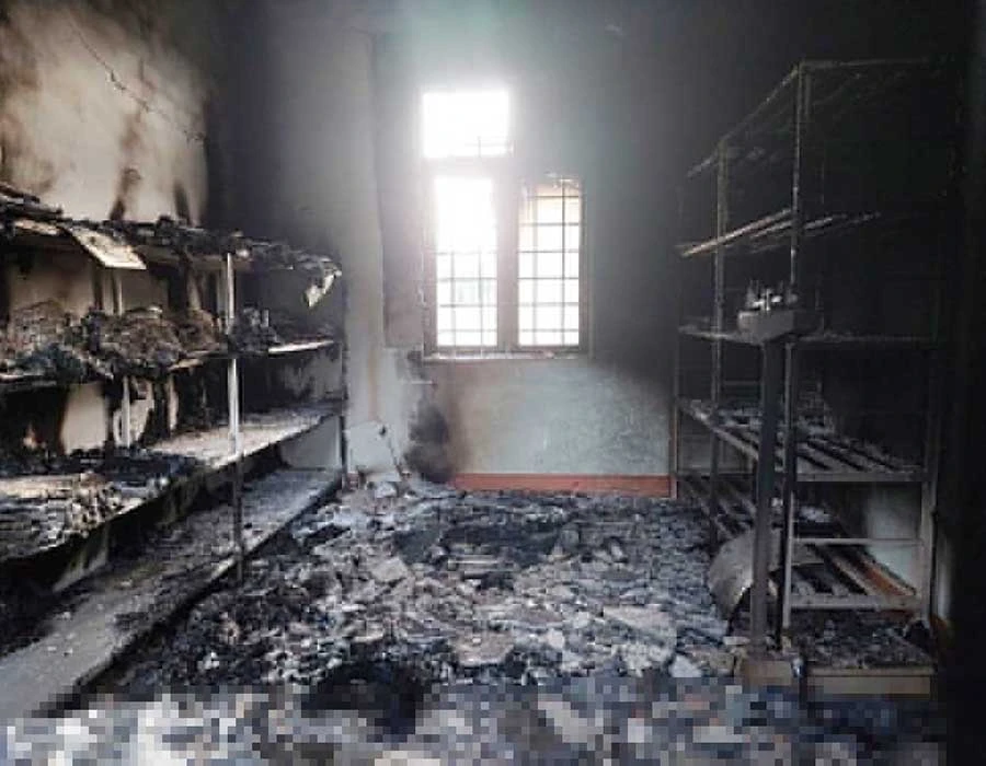 Một phòng làm việc của UBND xã Ea Ktur bị nhóm đối tượng đốt cháy bằng bom xăng. Ảnh: TA