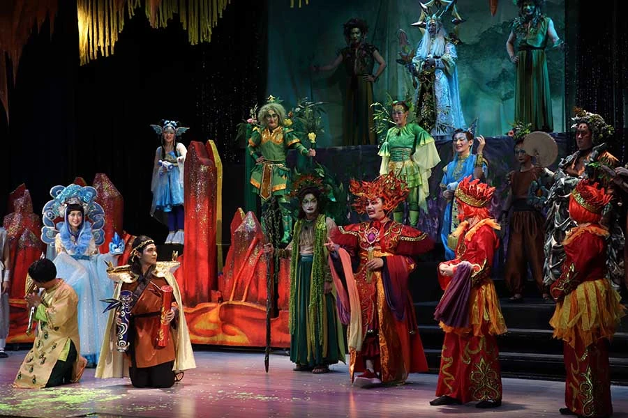 Đại Nghĩa vào vai Hỏa thần (thứ ba từ phải qua) trong vở Bí mật trăm đốt tre của sân khấu Trương Hùng Minh. Ảnh: VĂN HÀ