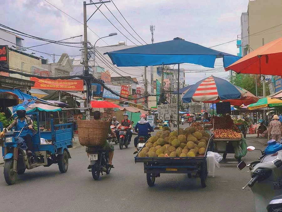 Các sạp hàng bày bán giữa đường, gây mất an toàn giao thông trên đường Phạm Văn Bạch. Ảnh: TRẦN MINH