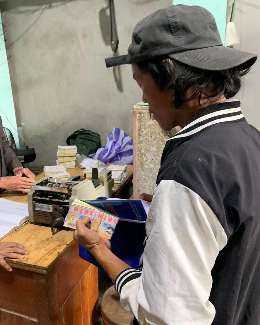 Anh Vân hỗ trợ vốn cho người chồng đi bán vé số nhưng được vài tháng thì phải nghỉ do phát hiện bệnh lao. Ảnh: NVCC