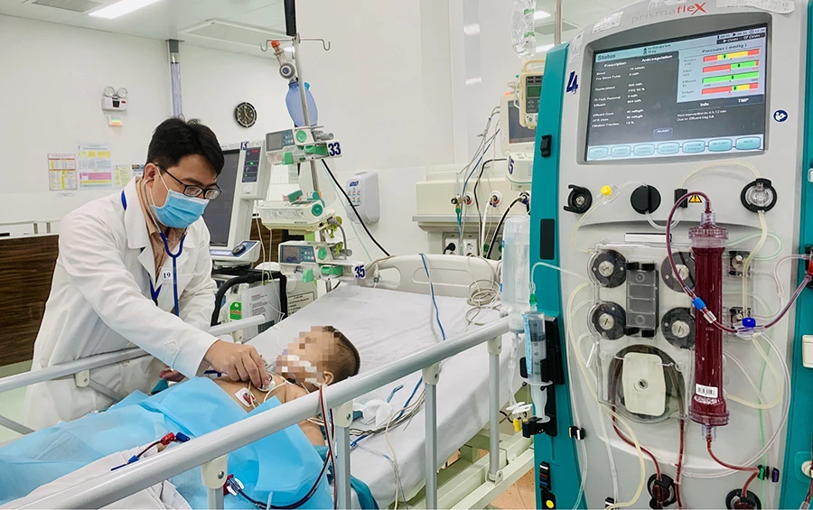 Bệnh nhi lọc máu đang điều trị tại khoa Hồi sức tích cực - chống độc BV Nhi đồng 1, TP.HCM. Ảnh: THẢO PHƯƠNG