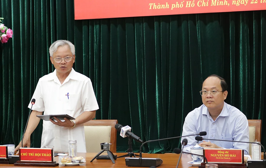 GS-TS Tạ Ngọc Tấn (trái), Phó Chủ tịch thường trực Hội đồng Lý luận Trung ương, cùng Phó Bí thư Thành ủy TP.HCM Nguyễn Hồ Hải chủ trì hội thảo. Ảnh: LÊ THOA