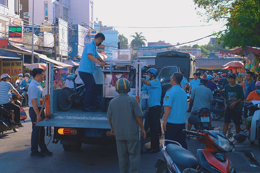 UBND phường Bình Hưng Hòa B ra quân tuần tra, xử lý các trường hợp vi phạm trên đường Bình Thành. Ảnh: THẢO HIỀN