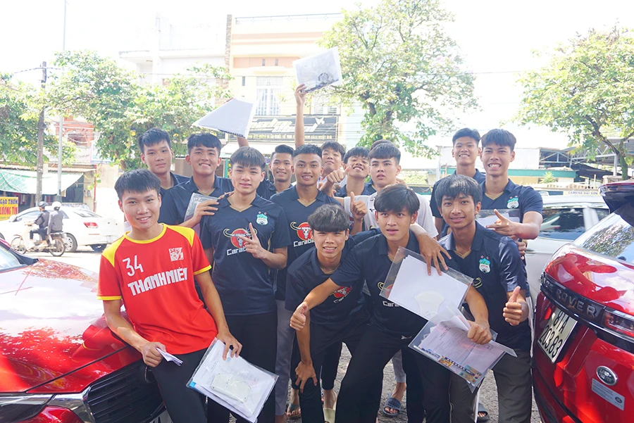 Nhóm học viên CLB Hoàng Anh Gia Lai phấn khởi sau phần thi môn văn. Ảnh: LÊ KIẾN