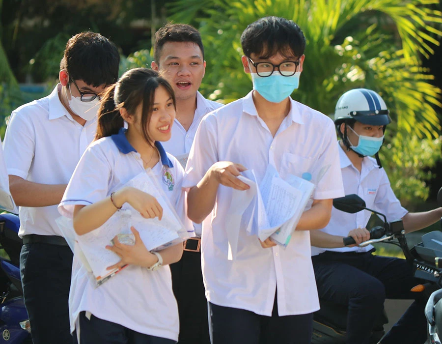 Thí sinh rời phòng thi sau khi thi môn toán chiều 28-6. Ảnh: HUY TRƯỜNG