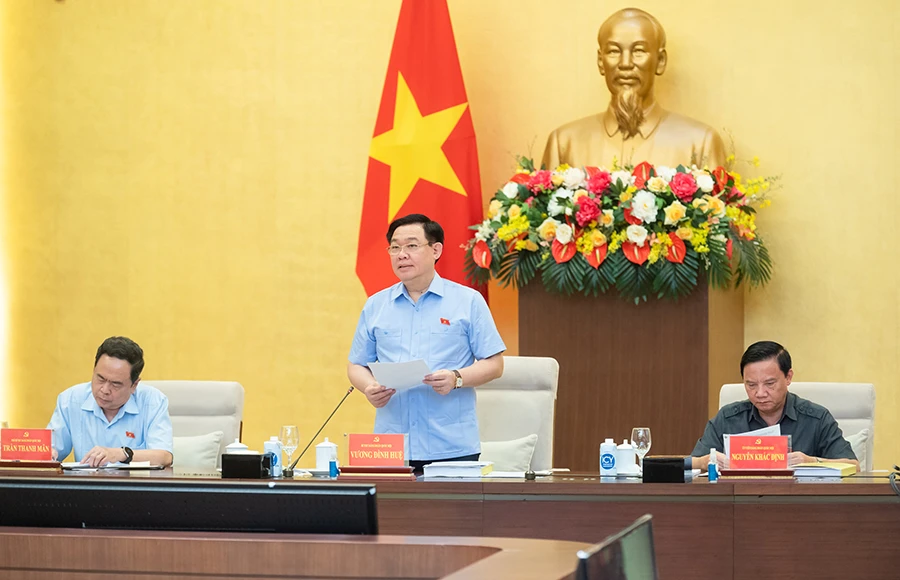 Chủ tịch Quốc hội Vương Đình Huệ chủ trì phiên họp chiều 3-7. Ảnh: PHẠM THẮNG Chủ tịch Quốc hội Vương Đình Huệ chủ trì phiên họp chiều 3-7. Ảnh: PHẠM THẮNG