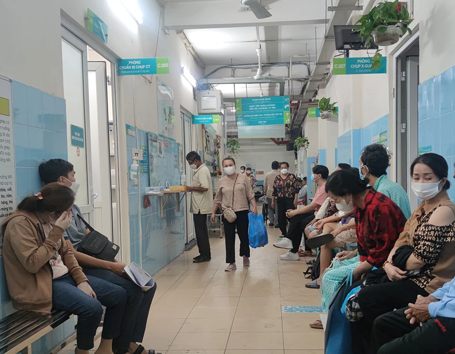 Người dân đến khám chữa bệnh tại BVBình Dân, TP.HCM. Ảnh: NGUYỄN HIỀN