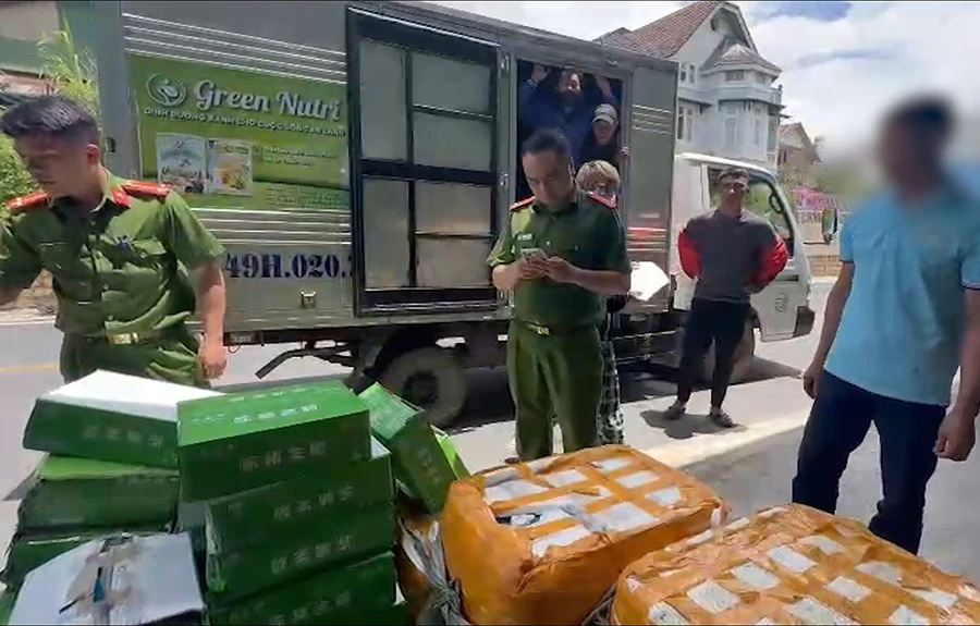 Công an TP Đà Lạt kiểm tra, bắt giữ gần 1 tấn vú heo, dồi trường không rõ nguồn gốc vào ngày 30-6. Ảnh: MINH HẬU