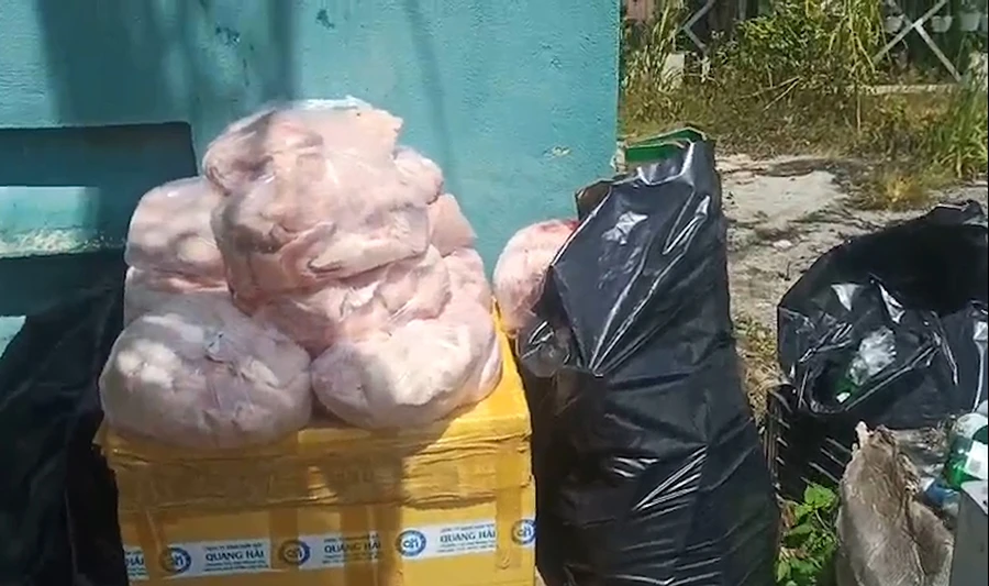 Tại quán ăn Bò tơ Đà Lạt (118 Hùng Vương) phát hiện gần 1 tạ vú heo trôi nổi tại một đống rác trong khuôn viên quán. Ảnh: MINH HẬU