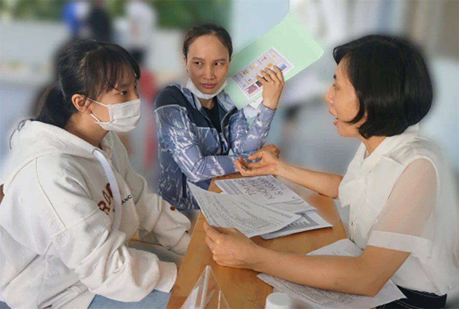 Giáo viên Trường THPT Võ Trường Toản (quận 12) tư vấn cho phụ huynh và học sinh trong việc chọn các tổ hợp môn vào lớp 10. Ảnh: NGUYỄN QUYÊN