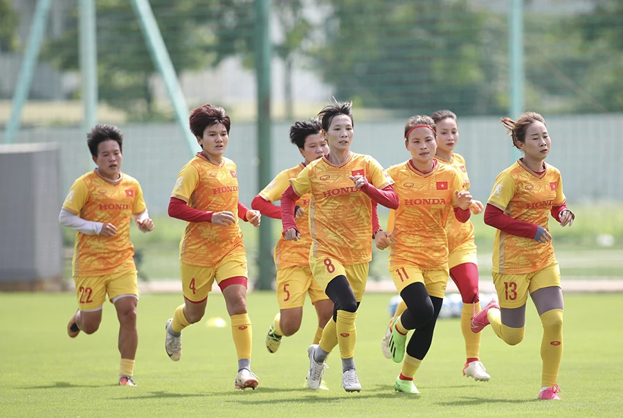 Các tuyển thủ nữ Việt Nam đang nỗ lực để bước vào sân chơi World Cup cùng các đối thủ lớn. Ảnh: ANH PHƯƠNG