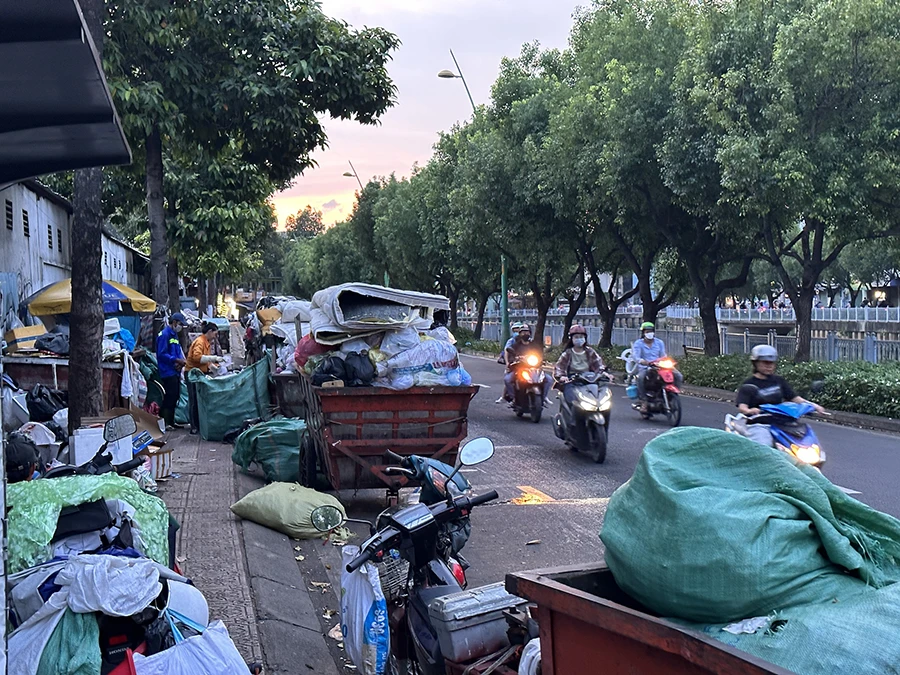 Điểm tập kết rác trên đường Hoàng Sa nhiều khi phải để dưới lòng đường, bốc mùi hôi. Ảnh: HT