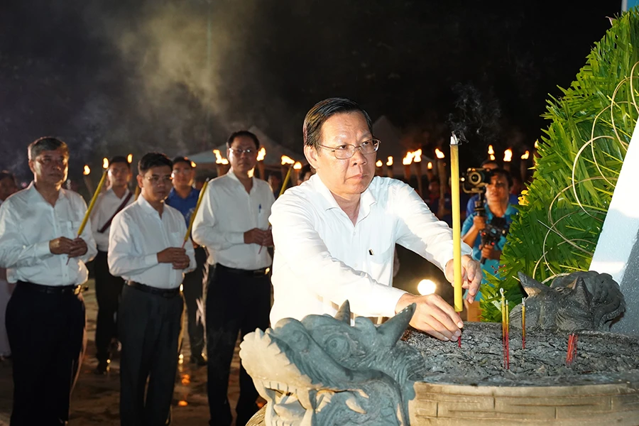 Chủ tịch UBND TP.HCM Phan Văn Mãi thăm ông Huỳnh Lập Hiến (57 tuổi), thương binh đặc biệt nặng hạng 1/4 với tỉ lệ thương tật 92%. Ảnh: BẢO PHƯƠNG