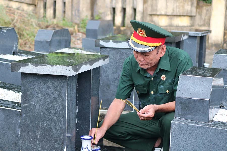 Cựu chiến binh Nguyễn Đăng Khoa vẫn luôn trăn trở về 18 ngôi mộ liệt sĩ chưa biết tên ở nghĩa trang Bình Giang. Ảnh: HUY TRƯỜNG