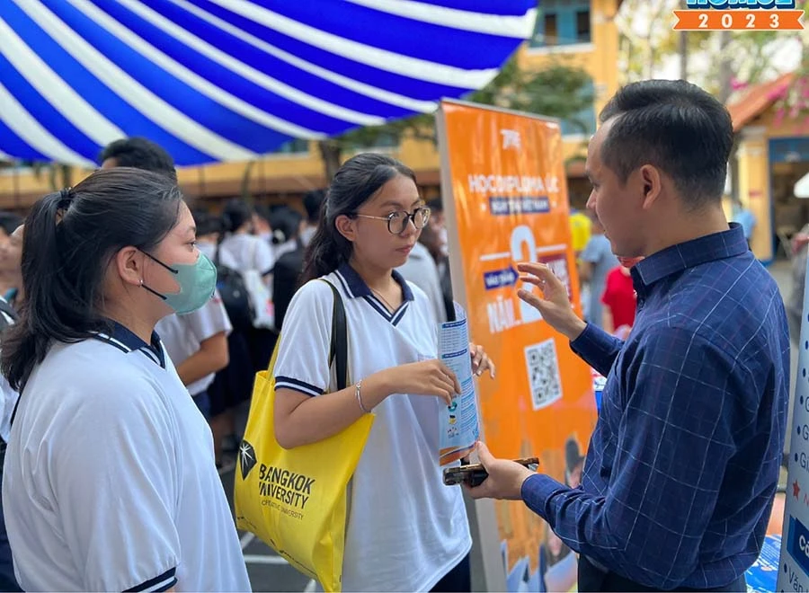 Đại diện Trường ĐH Sưphạm TP.HCM đang tư vấn xét tuyển cho thí sinh. Ảnh: ĐHSP